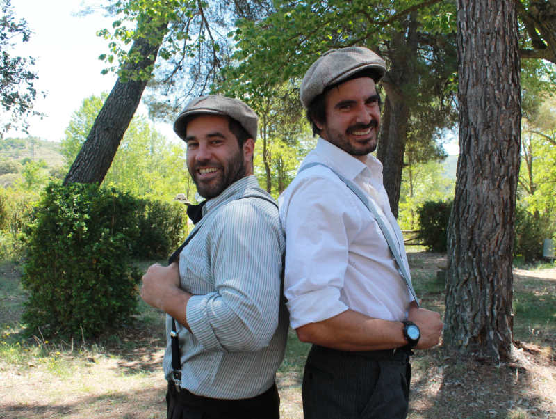monitores y personal de escapes turísticos reunidos